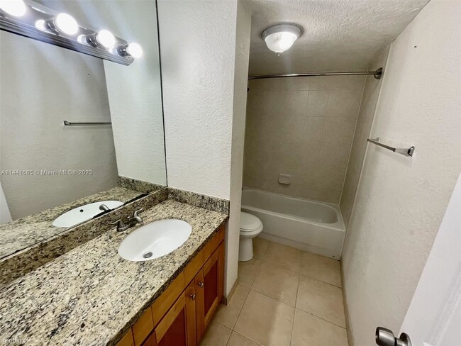 Building Photo - 2 br, 2 bath Condo - 8101 Crespi Blvd Apt 204