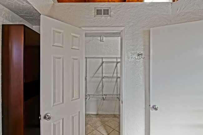 Building Photo - SPACIOUS & AIRY, GOLDEN TRIANGLE 4BR3BA HOME W/ CITY/MOUNTAIN VIEWS, OPEN & AIRY LIVING SPACE & S...