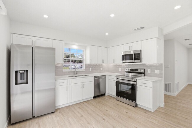 Building Photo - Modern Living Awaits in This Renovated Oviedo 3BR Duplex