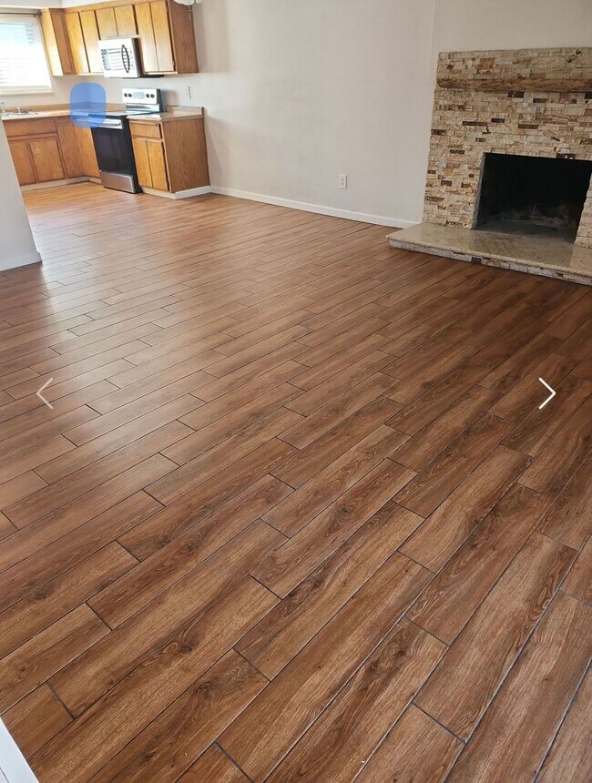 Building Photo - Centrally located condo