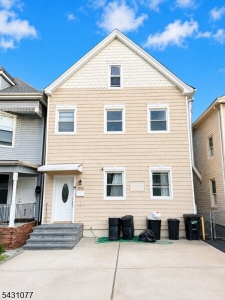 Building Photo - 160 Elm St
