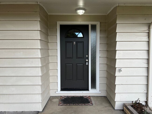Building Photo - 3 bedroom 1 bathroom single level home!