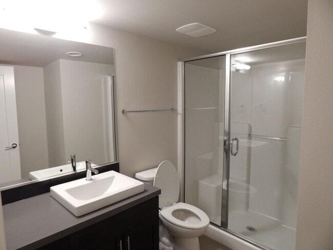 Building Photo - Bellevue 5 bd 3.5 bath townhouse with two ...