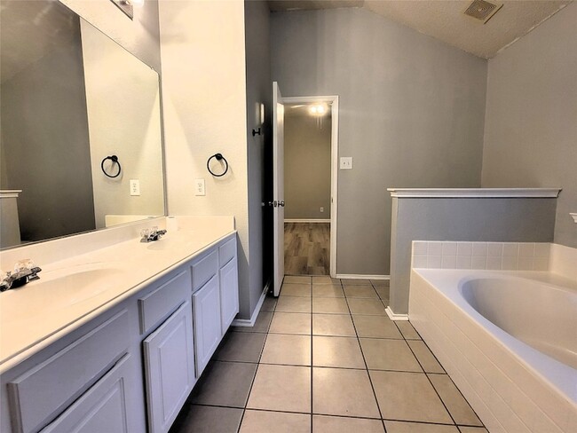 Building Photo - 829 Beaver Creek Dr