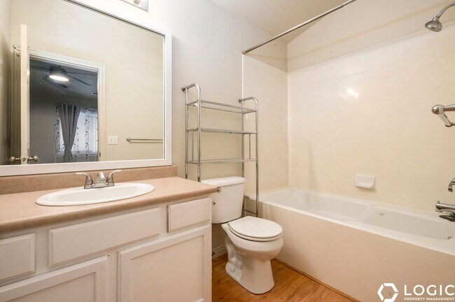 Building Photo - Spacious Condo in Great Location!