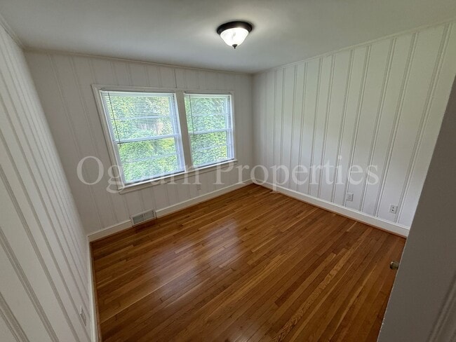Building Photo - 2403 Lyndhurst Ave