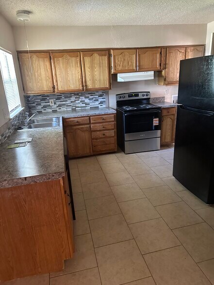 Building Photo - 511 Highcrest Dr