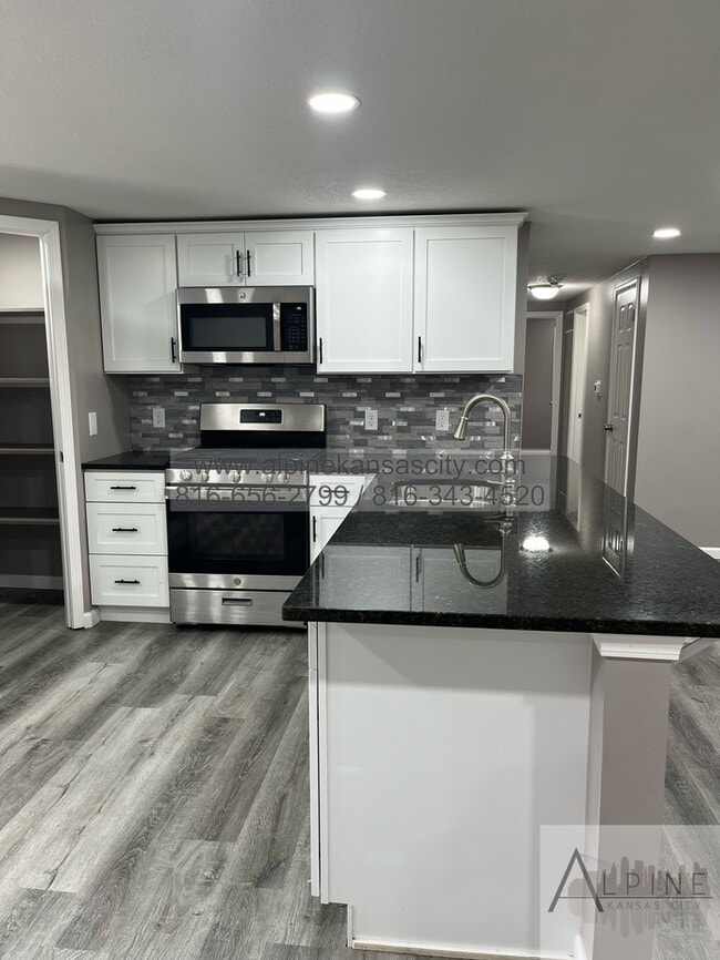 Building Photo - Available Mid January! 5 Bedrooms, PLUS Rec Room in Gladstone!