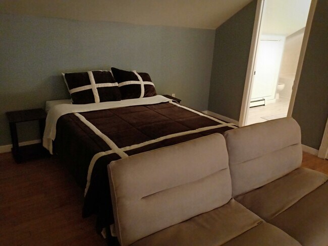 Building Photo - 9 Old Etna Rd