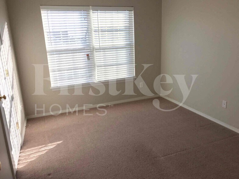 Building Photo - 2005 Briarridge Dr