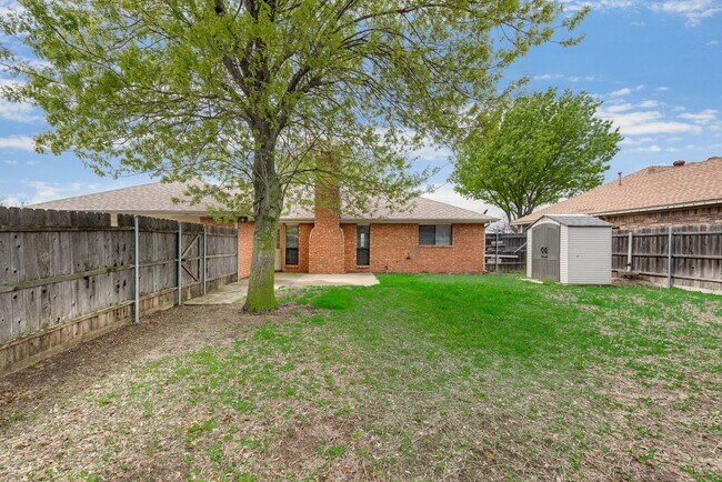 Building Photo - **COMING SOON** BEAUTIFUL CORNER LOT! Love...