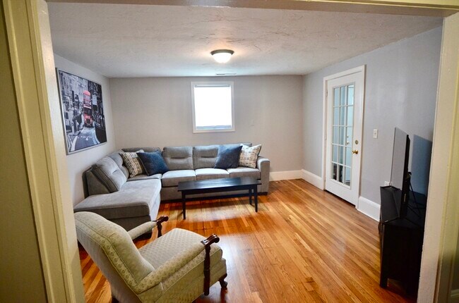 Building Photo - 47 Massasoit Ave