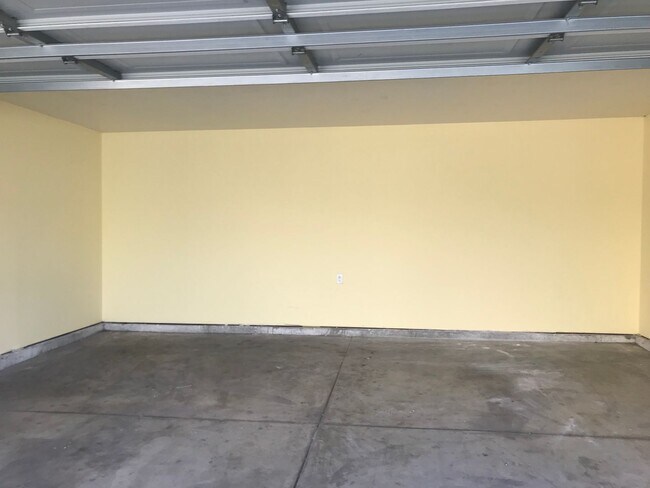 Building Photo - 83(430)