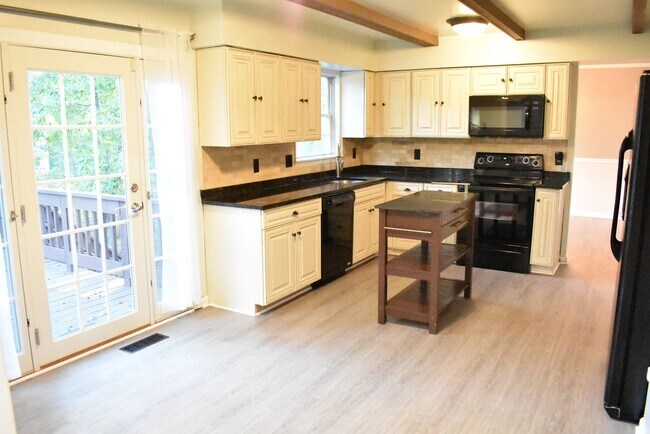 Building Photo - Welcome To Lake Ridge's Finest...