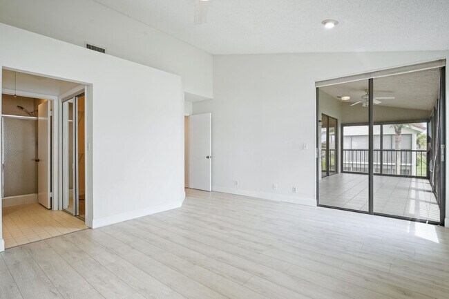 Building Photo - 10910 Lakemore Ln