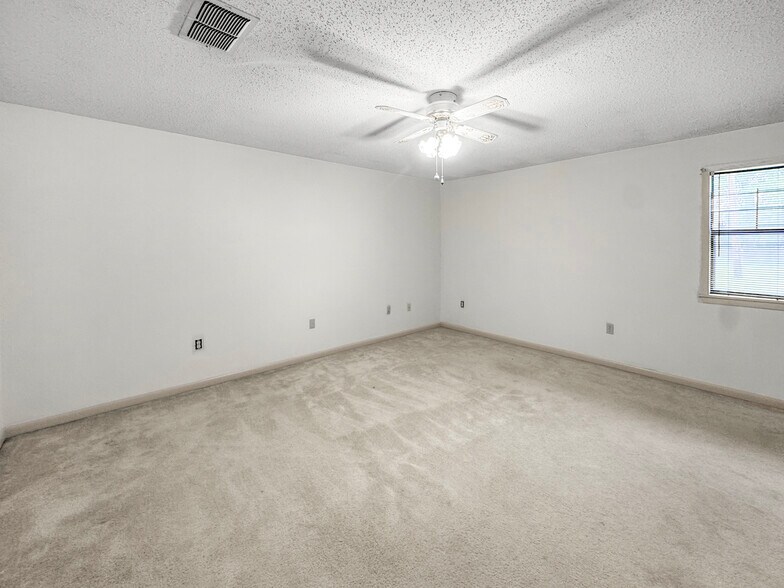 Building Photo - 1080 Pine Cone Ln