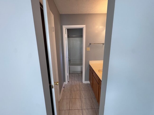 Building Photo - 3 bedroom/2.5 bath in Brentwood (Nipper's ...