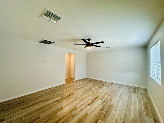 Building Photo - $500 OFF New Year Special! 2 Bedroom + 2 B...