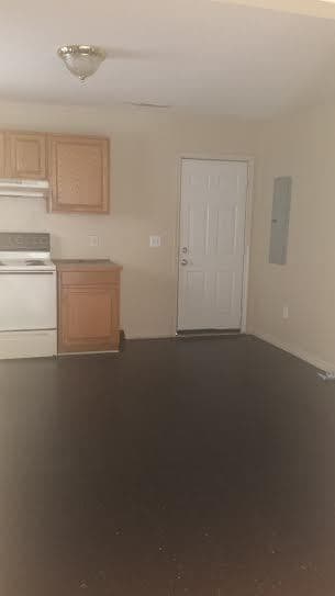 Building Photo - Newly Remodeled!