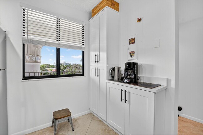 Building Photo - 6205 Balboa Cir