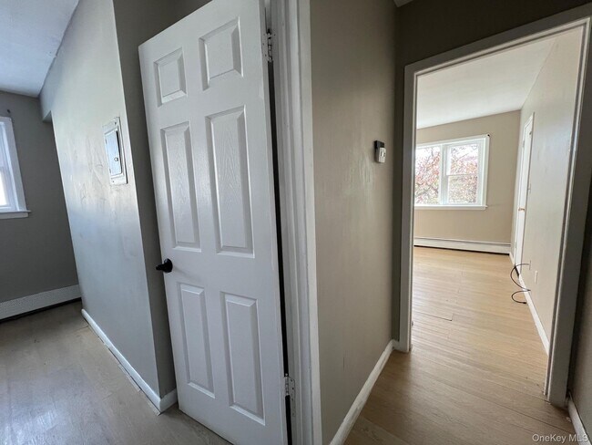 Building Photo - 1313 Jericho Tpke