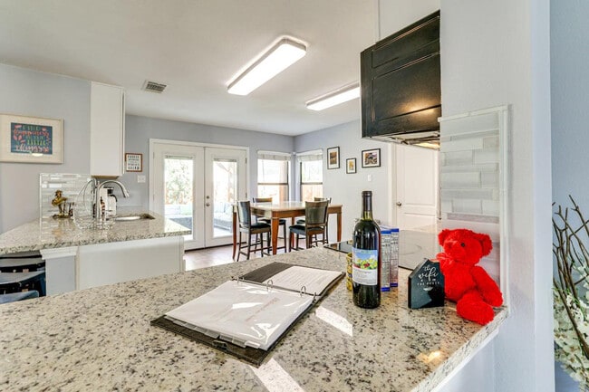 Building Photo - 1122 Gruene Rd