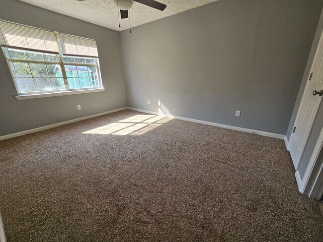Building Photo - 4 bedroom home only 15 minutes from Fort S...