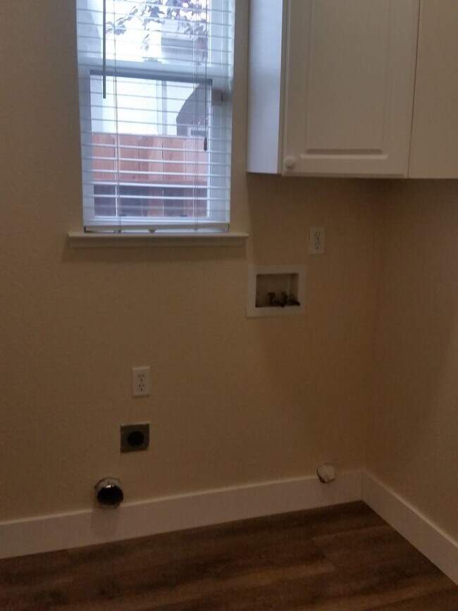 Building Photo - Spacious 4-Bedroom Home in a Great Neighborhood!