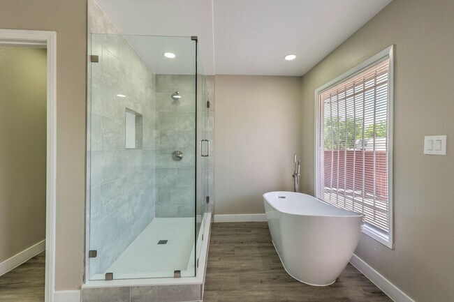 Building Photo - Huge one bedroom condo close community pool and tennis courts.