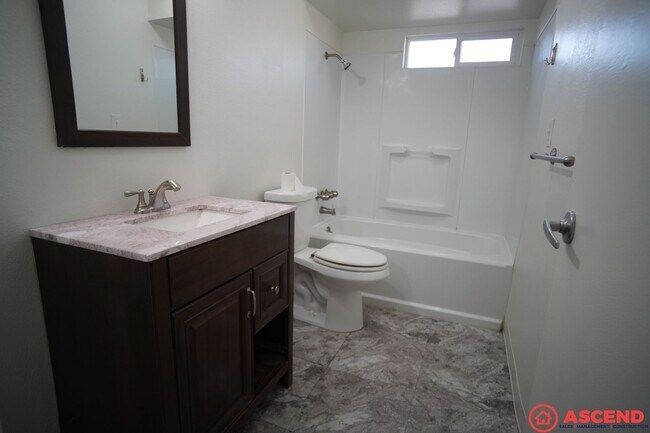 Building Photo - Cute Apartment Located in the Southwest!