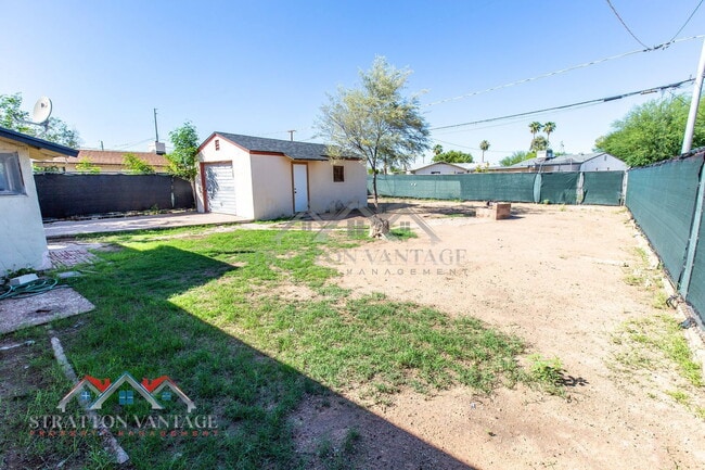 Building Photo - 1324 W Clarendon Ave