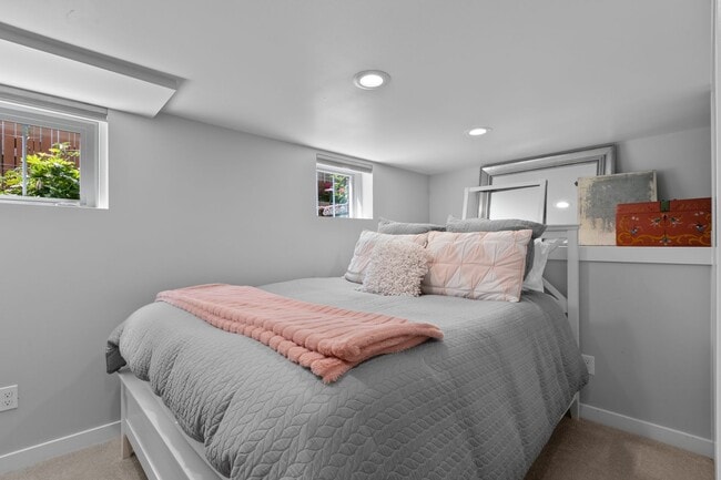 Building Photo - 3bd/1.75ba Seattle Home