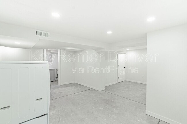 Building Photo - 421 Stuart St