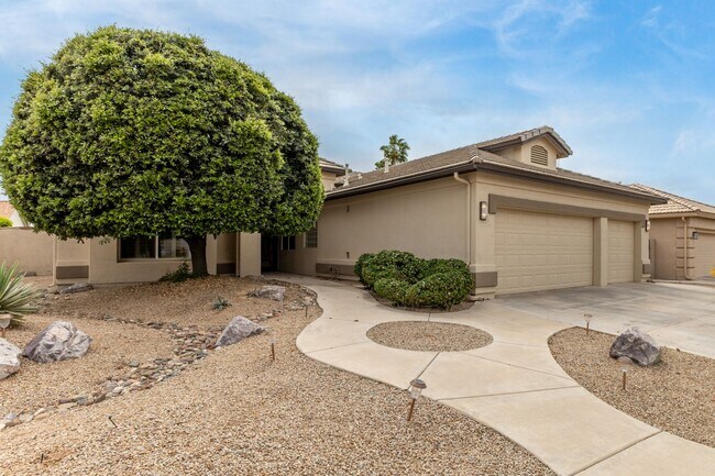 Building Photo - Long term rental in Oakwood with private pool