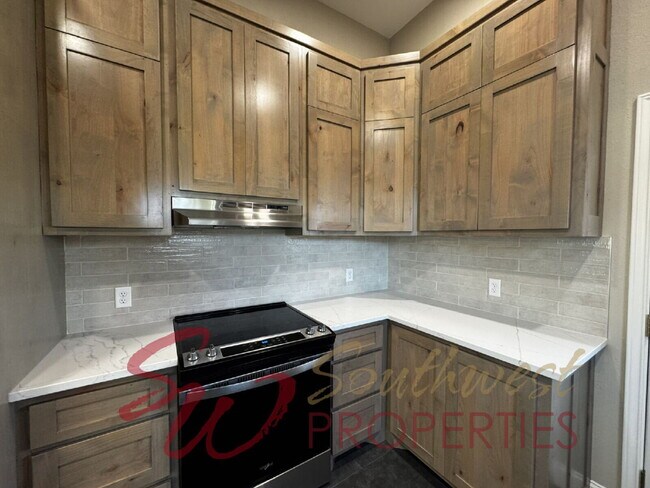 Building Photo - Freshly Remodeled 3 Bed / 2 Bath – Close to Campus | Pets Welcome!