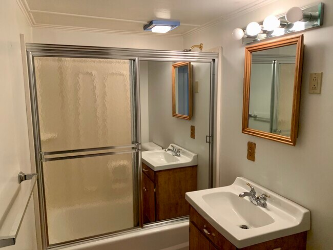 Building Photo - 6 Clark St