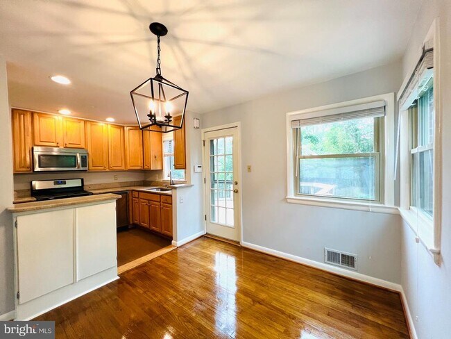 Building Photo - 2220 Primrose Dr