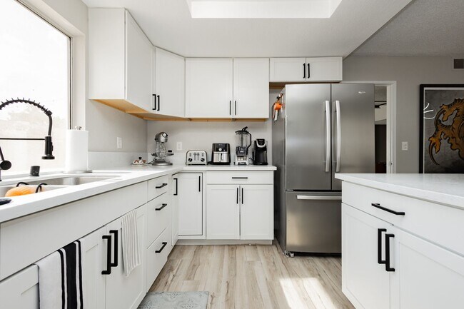 Building Photo - Fully Furnished single story home in Las Vegas with STYLE!