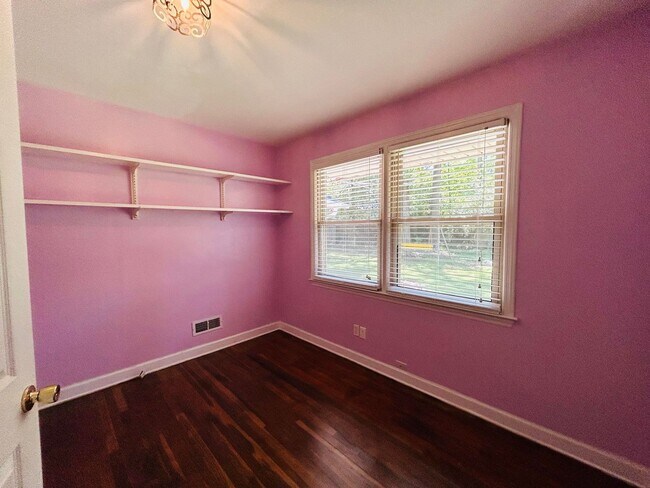 Building Photo - Fabulous 3 bedroom 2 bathroom Ranch home in Lawndale Homes area in NW Greensboro. Huge yard.