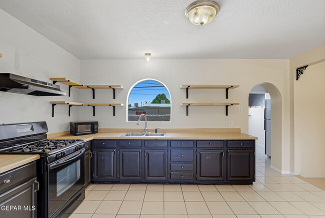Building Photo - 400 De Vargas Dr