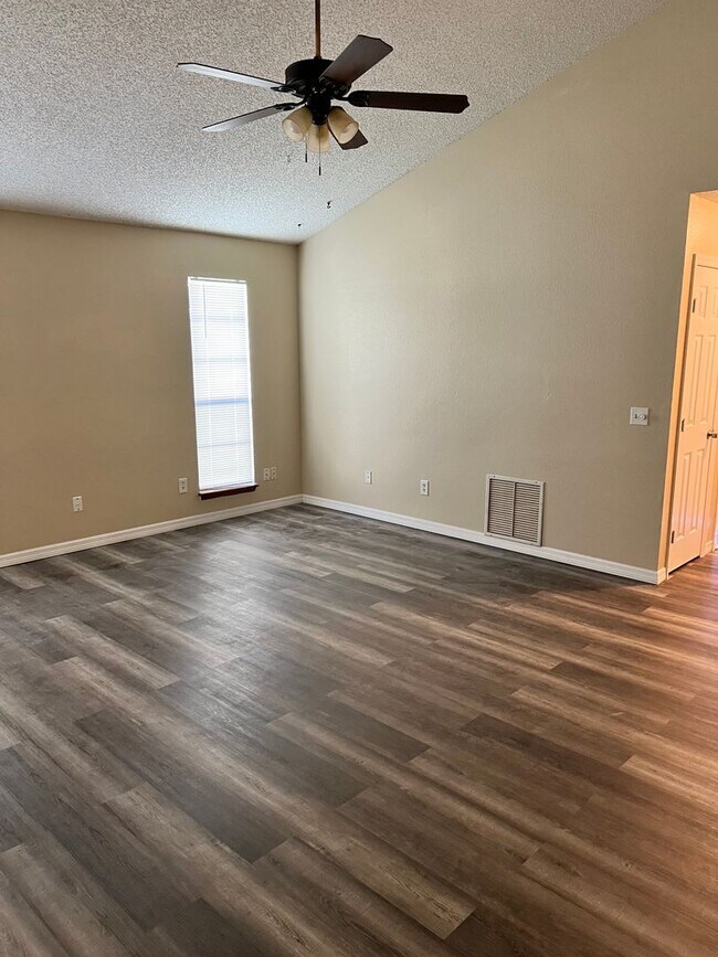 Building Photo - Charming Cottage Feel in Middleburg