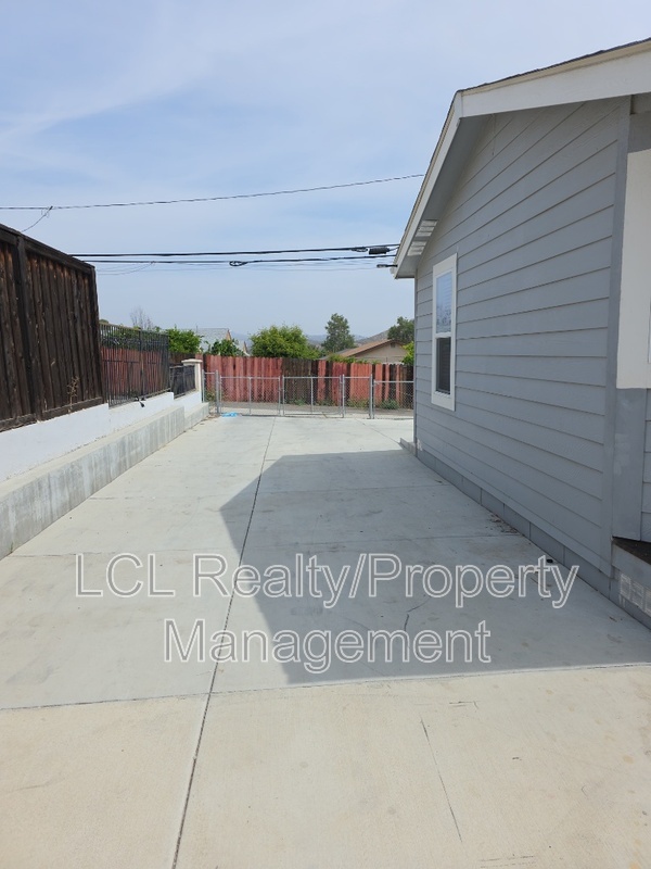 Building Photo - 407 W Sumner Ave