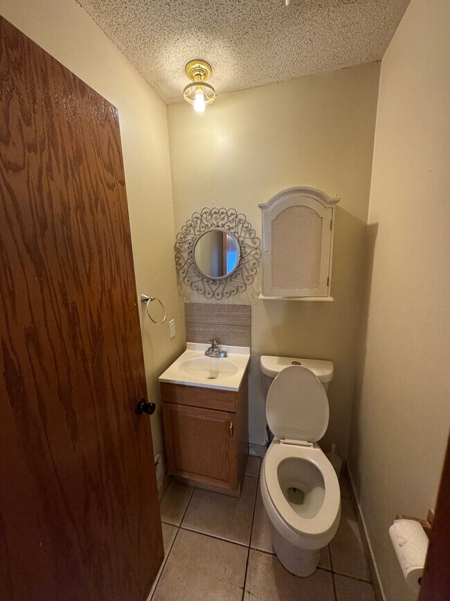 Building Photo - 2 Bed 1.5 Bath, Yard and shed, 2 Off stree...