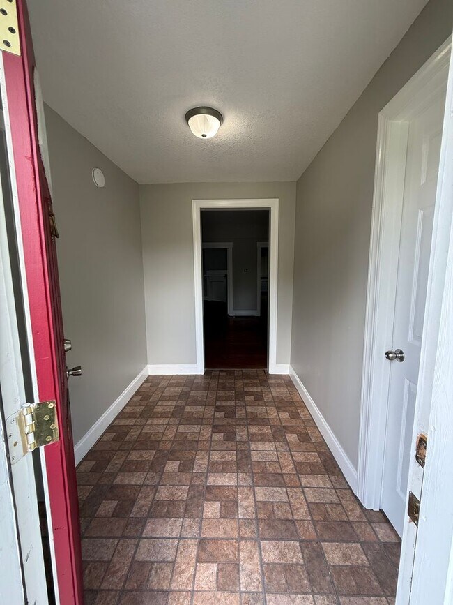 Building Photo - Charming Home in North Knoxville!