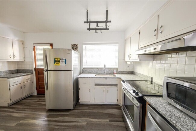 Building Photo - **Charming Family Home in Top-Rated School...