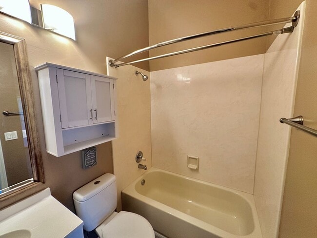 Building Photo - Spacious 2BR/2.5BA Townhome in Mill Run