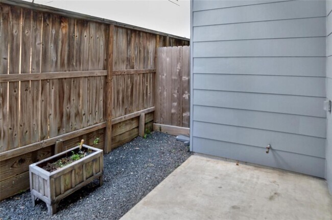 Building Photo - 8918 Spring Knoll Forest Dr