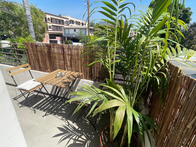 Building Photo - 1951 N Beachwood Dr