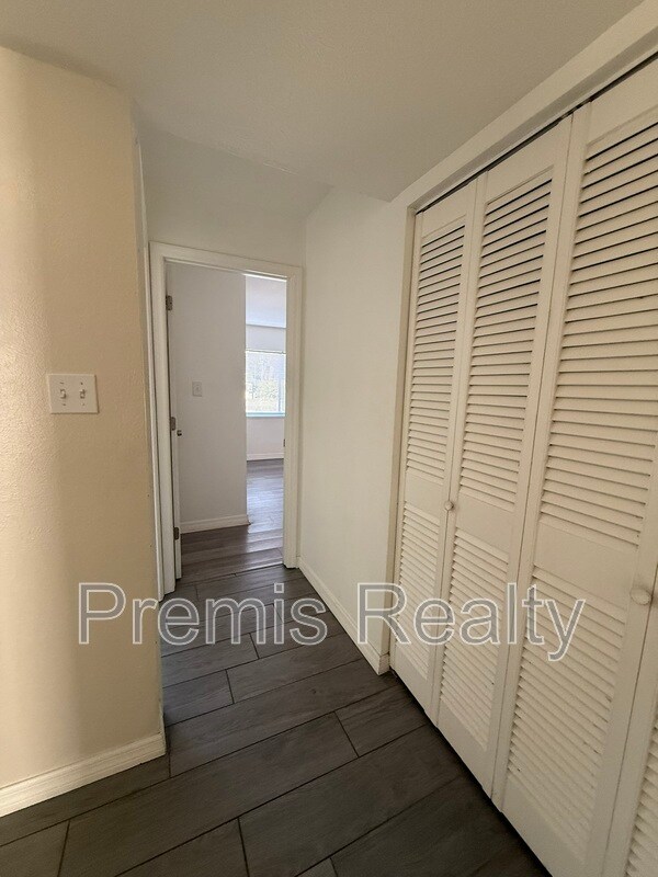 Building Photo - 1575 Greenlea Dr