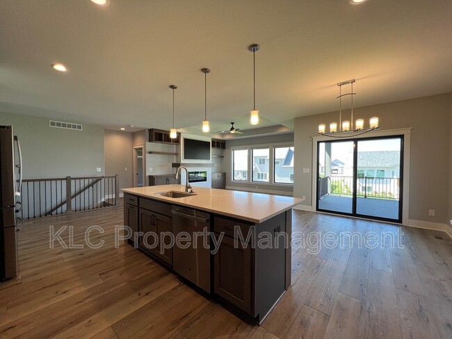 Building Photo - 2850 Sunflower Dr